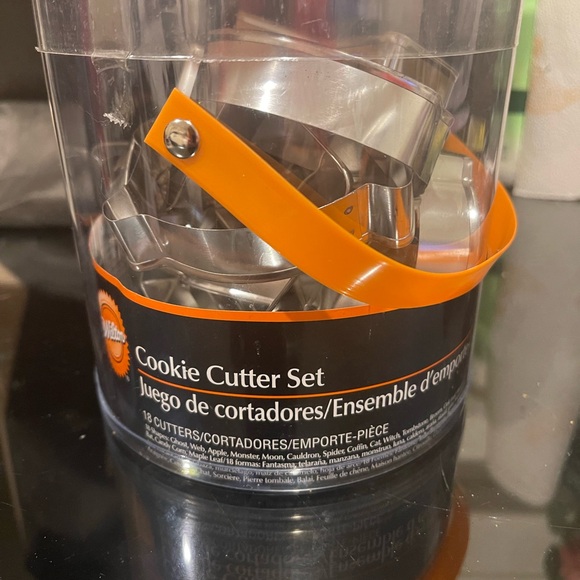 Wilton Halloween SET Cookie Cutter Set of 18, 3 Stencils, 4 Graduating Pumpkins! - Picture 5 of 9